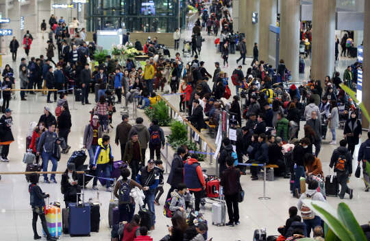 국제 유가 급락에 따라 항공기 국제선 유류할증료가 큰 폭으로 내려간 가운데 26일 인천공항 입국장이 여행객들로 붐비고 있다. 항공업계에 따르면 지난해 2월 미주와 유럽·아프리카 노선의 유류할증료가 각각 165달러와 158달러였던 것과 비교하면 1년 만에 약 10분의 1 수준으로 내려가는 것이다.